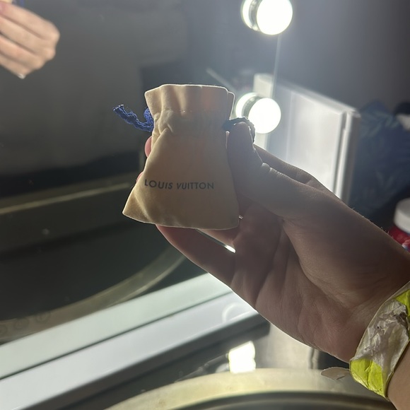 Gold Louis Vuitton earrings - Picture 2 of 10